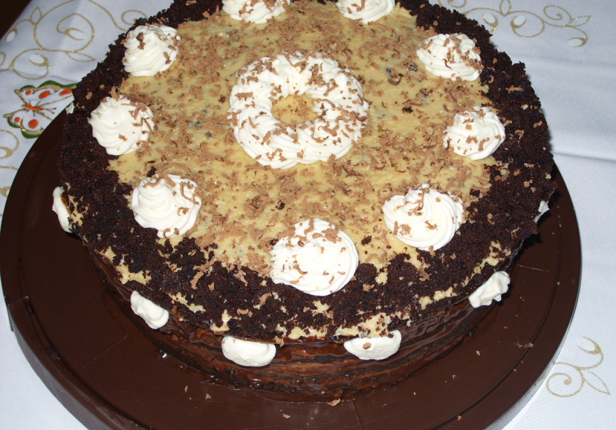 Ciasto czekoladowe z kremem chałwowym foto