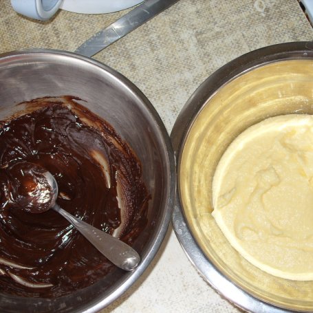 Krok 4 - Ciasto czekoladowe z kremem chałwowym foto