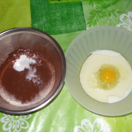 Krok 1 - Ciasto czekoladowe z kremem chałwowym foto