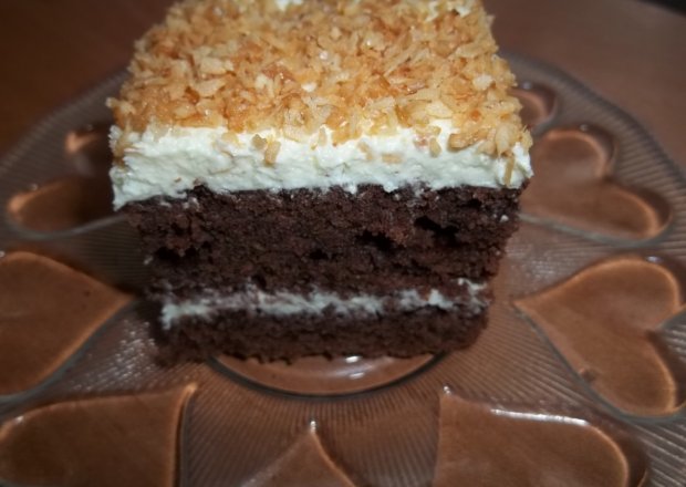 Fotografia przedstawiająca Ciasto czekoladowe z kremem i wiórkami