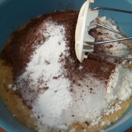 Krok 2 - Ciasto czekoladowe z kremem i wiórkami foto