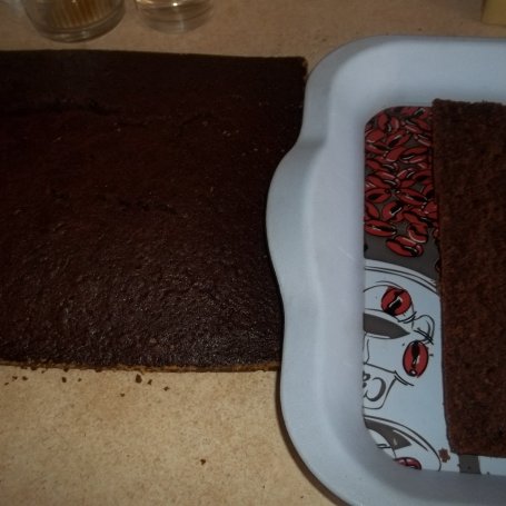 Krok 4 - Ciasto czekoladowe z kremem i wiórkami foto