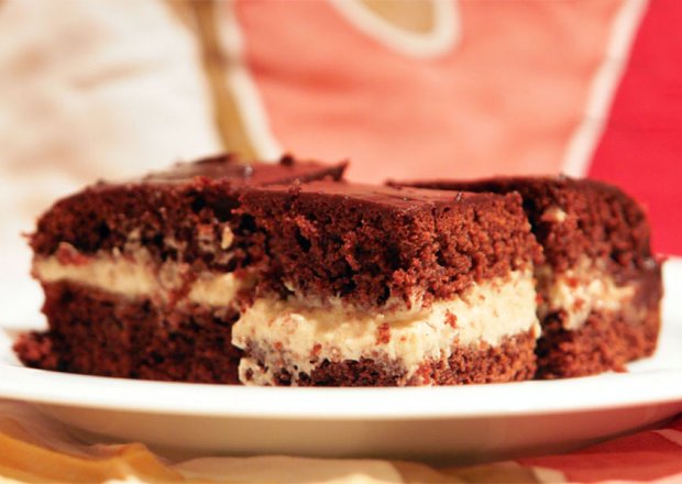 Fotografia przedstawiająca Ciasto czekoladowe z kremem kawowo-orzechowym