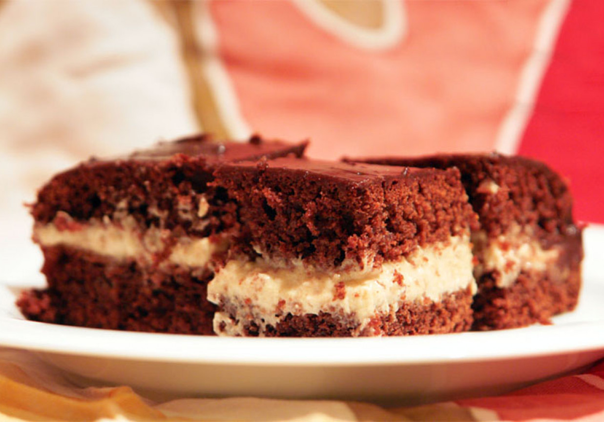 Ciasto czekoladowe z kremem kawowo-orzechowym foto