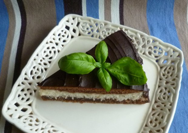 Fotografia przedstawiająca Ciasto czekoladowe z kremem kokosowym
