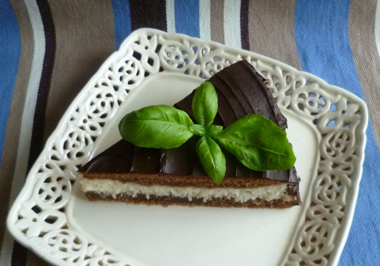 Ciasto czekoladowe z kremem kokosowym  foto