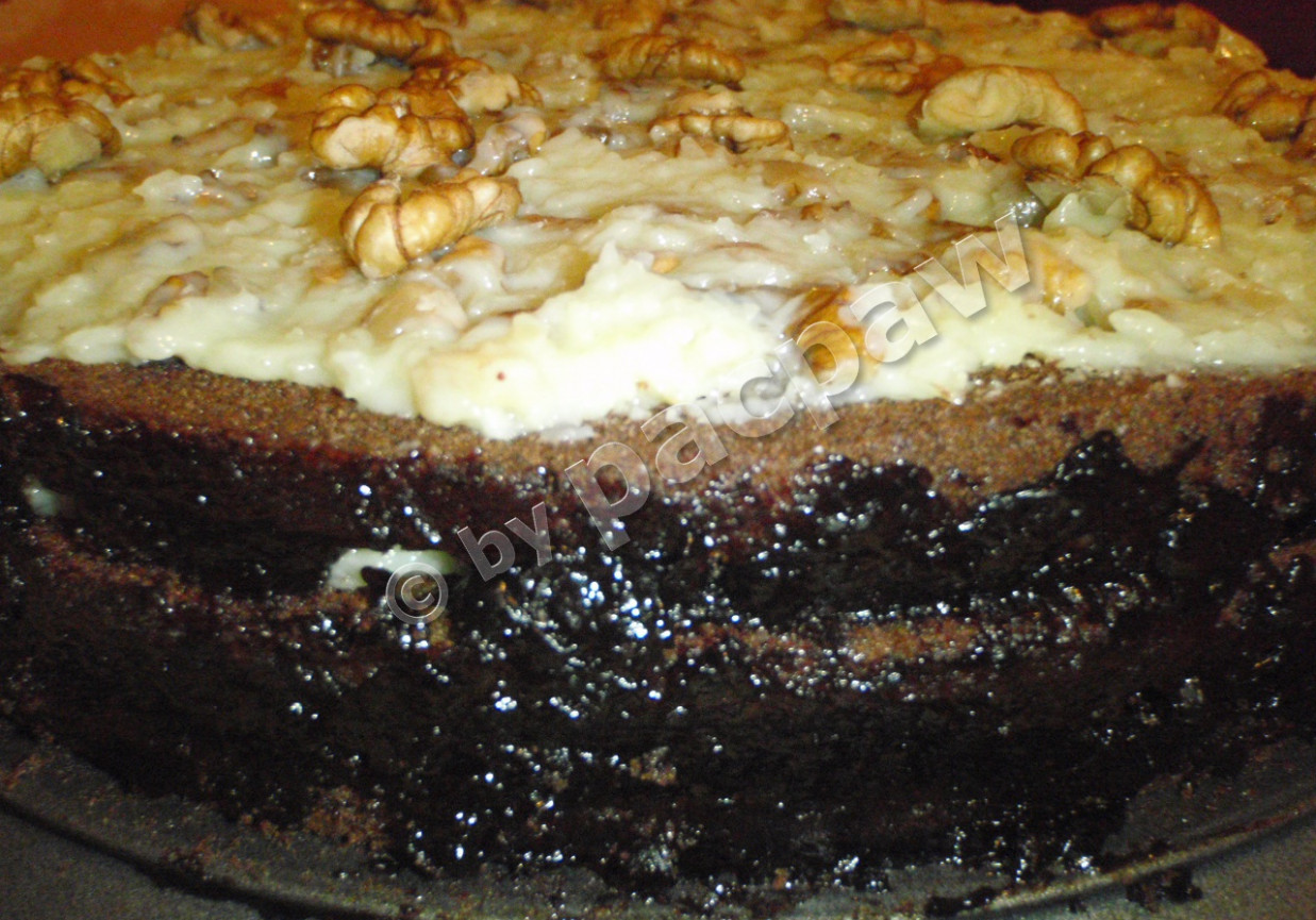 Ciasto czekoladowe z kremem orzechowym foto
