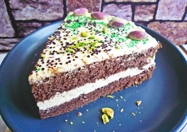 Fotografia przedstawiająca Ciasto czekoladowe z kremem serowo- pistacjowym