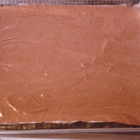 Krok 4 - Ciasto czekoladowe z kremem serowym i porzeczkami  foto