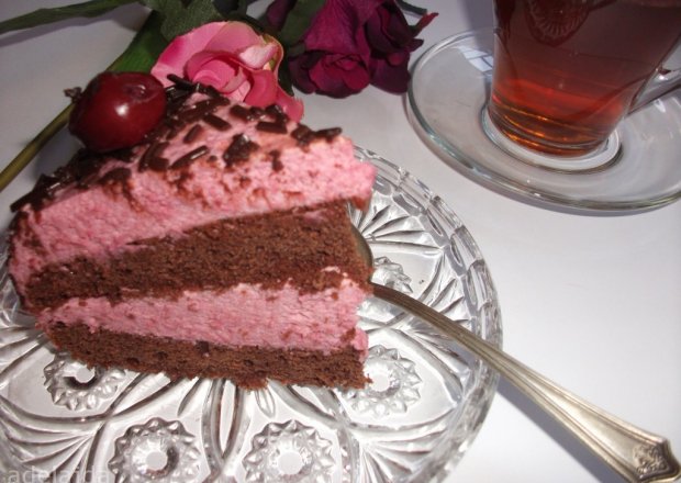 Fotografia przedstawiająca Ciasto czekoladowe z kremem wiśniowym