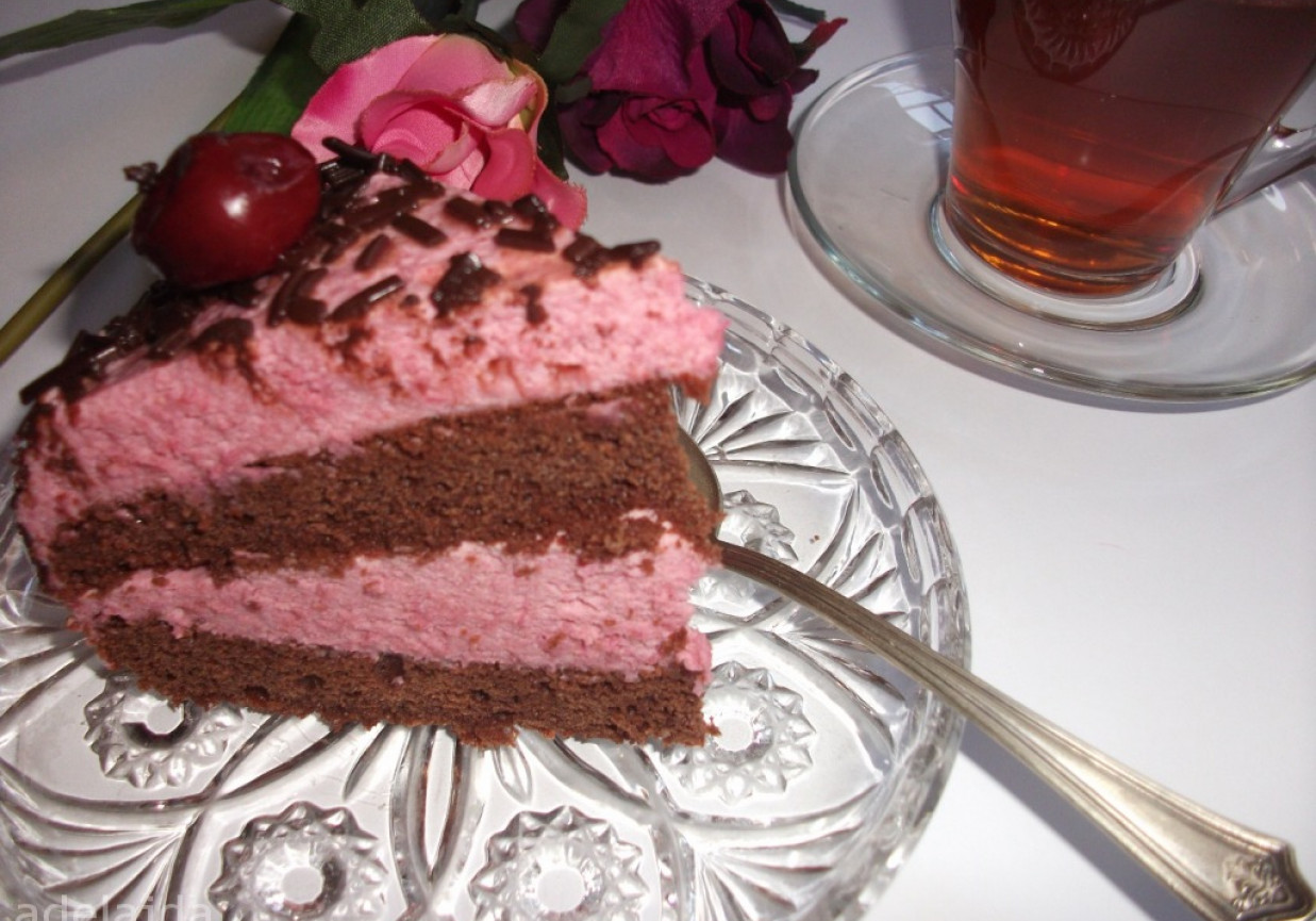 Ciasto czekoladowe z kremem wiśniowym  foto
