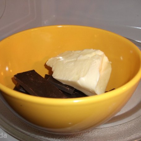 Krok 2 - Ciasto czekoladowe z kremem wiśniowym  foto