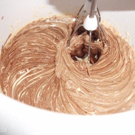 Krok 3 - Ciasto czekoladowe z kremem wiśniowym  foto