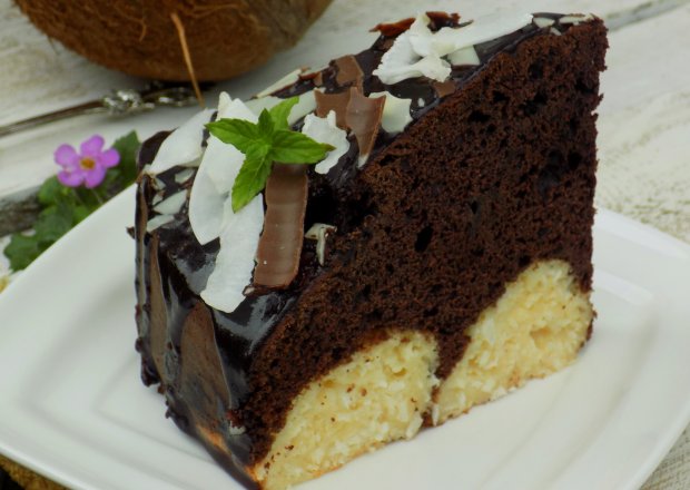 Fotografia przedstawiająca ciasto czekoladowe z kulkami serowo-kokosowymi