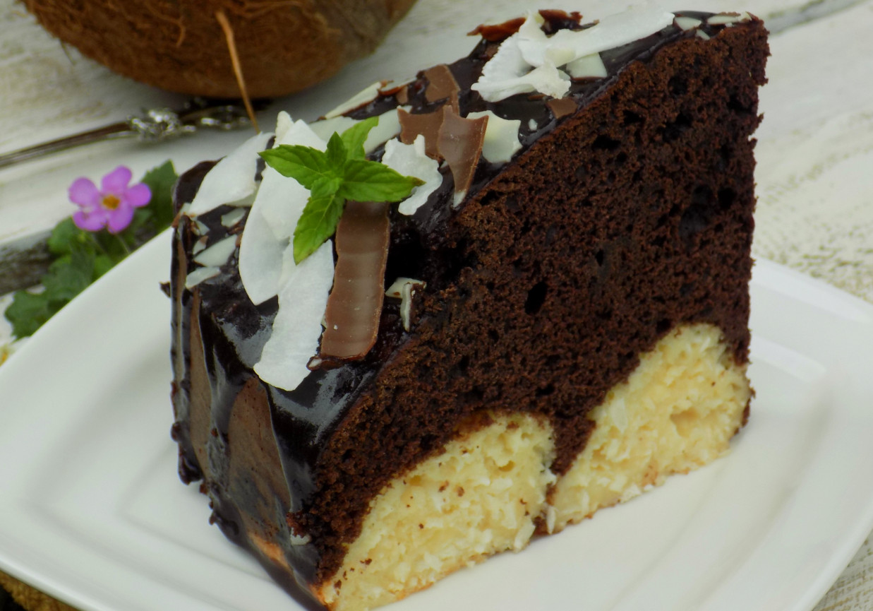 ciasto czekoladowe z kulkami serowo-kokosowymi foto