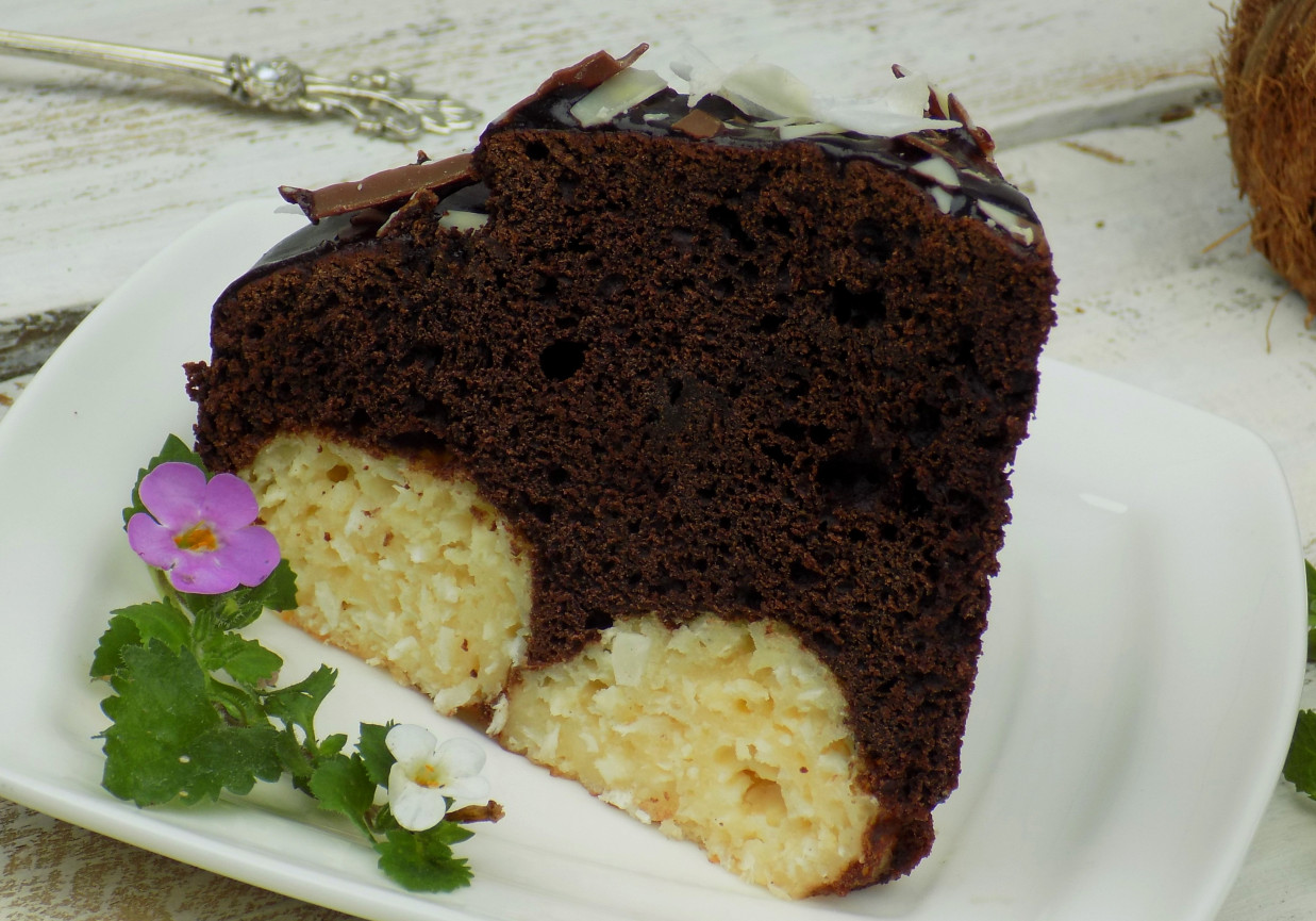 ciasto czekoladowe z kulkami serowo-kokosowymi foto