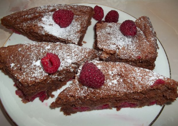 Fotografia przedstawiająca Ciasto czekoladowe z malinami- pycha.