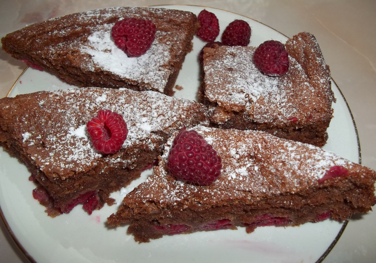 Ciasto czekoladowe z malinami- pycha. foto