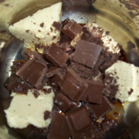 Krok 1 - Ciasto czekoladowe z malinami- pycha. foto