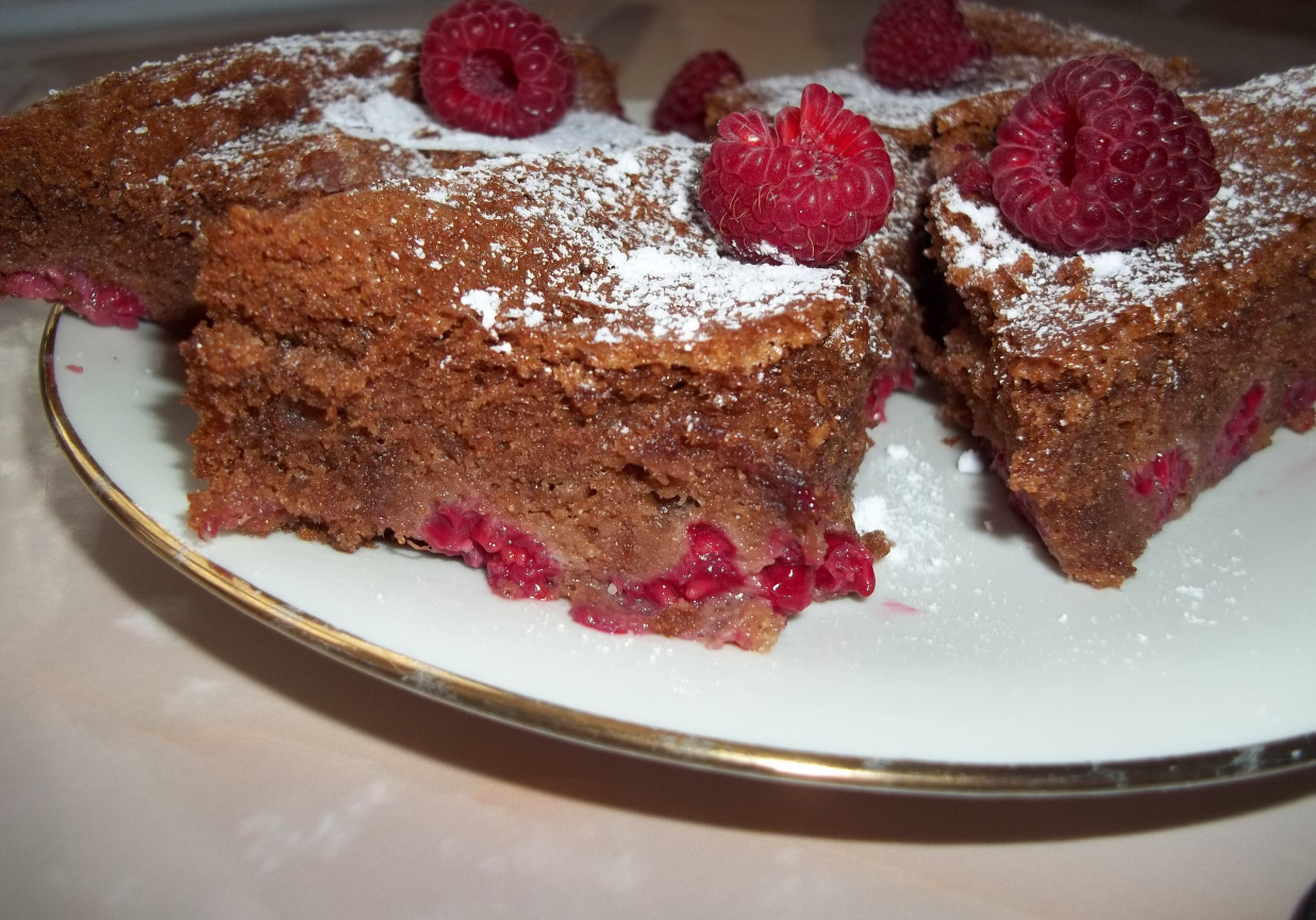 Ciasto czekoladowe z malinami- pycha. foto