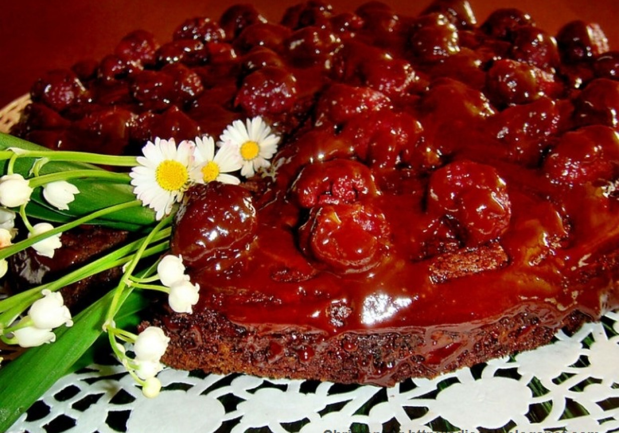Ciasto czekoladowe z malinami. foto