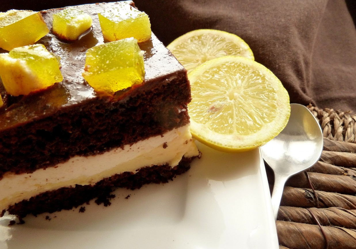 Ciasto czekoladowe z masą cytrynową foto