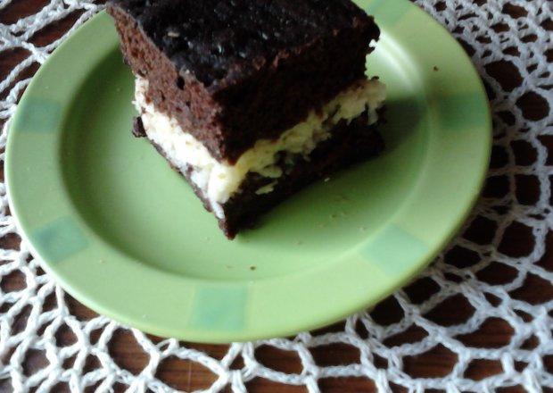 Fotografia przedstawiająca Ciasto czekoladowe z masą kokosową