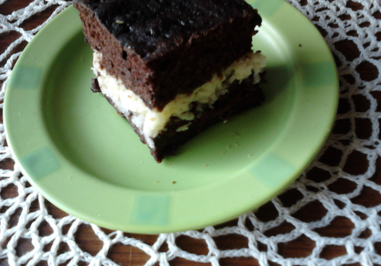 Ciasto czekoladowe z masą kokosową foto