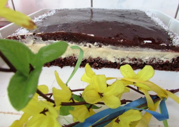 Fotografia przedstawiająca Ciasto czekoladowe z masą o smaku agrestowym