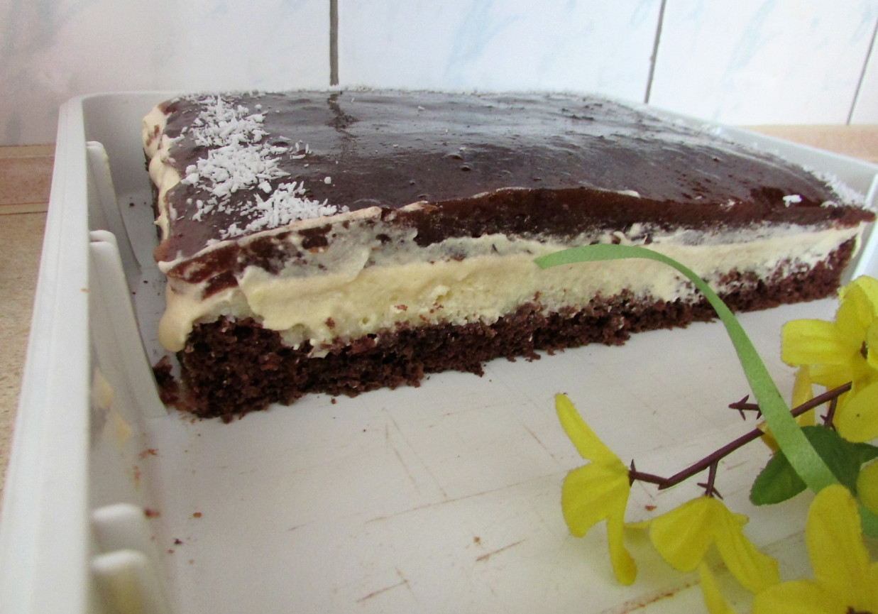 Ciasto czekoladowe z masą o smaku agrestowym  foto