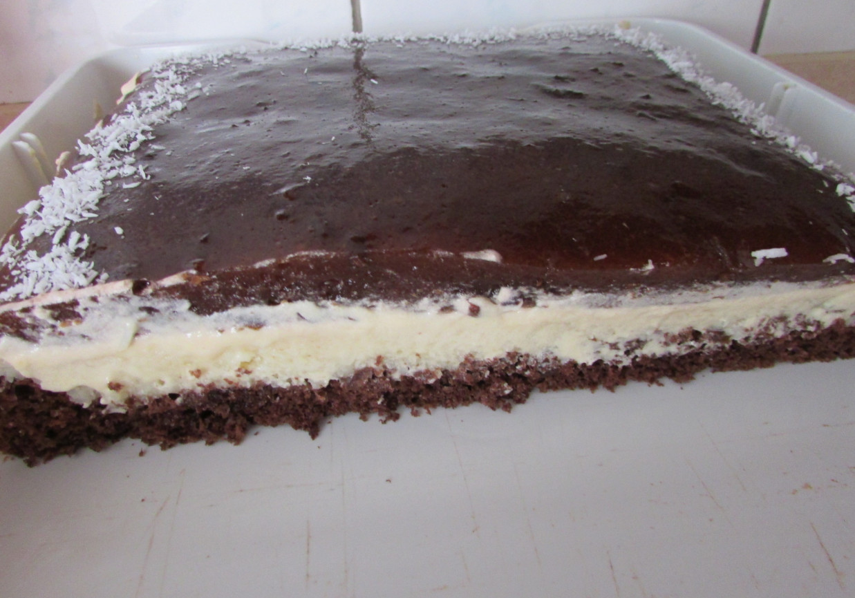 Ciasto czekoladowe z masą o smaku agrestowym  foto