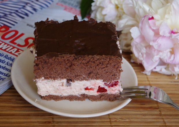 Fotografia przedstawiająca Ciasto czekoladowe z masą truskawkową