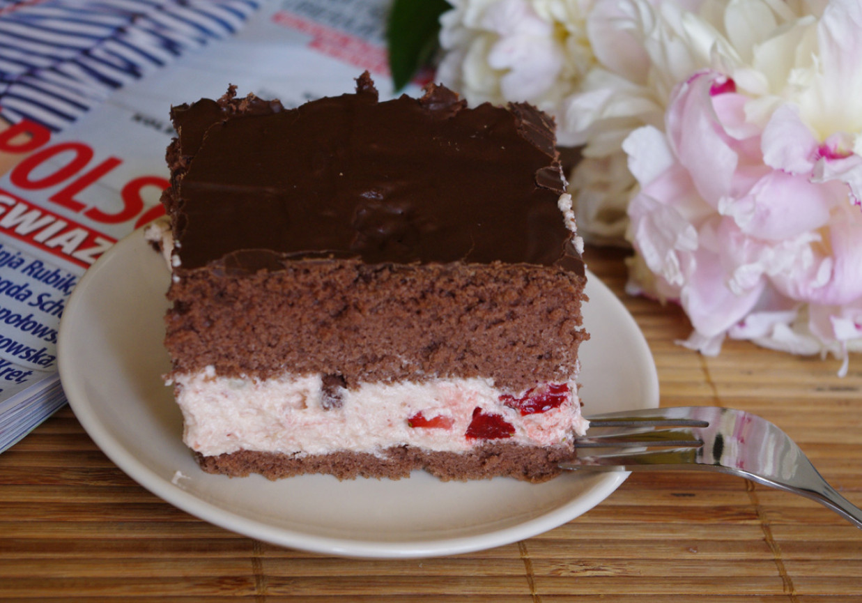 Ciasto czekoladowe z masą truskawkową foto