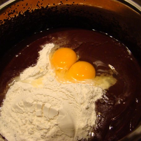 Krok 5 - Ciasto czekoladowe z migdałami  foto