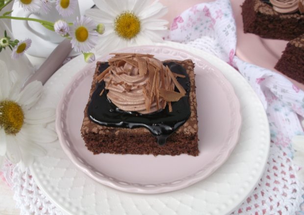 Fotografia przedstawiająca Ciasto czekoladowe z mlekiem w proszku.