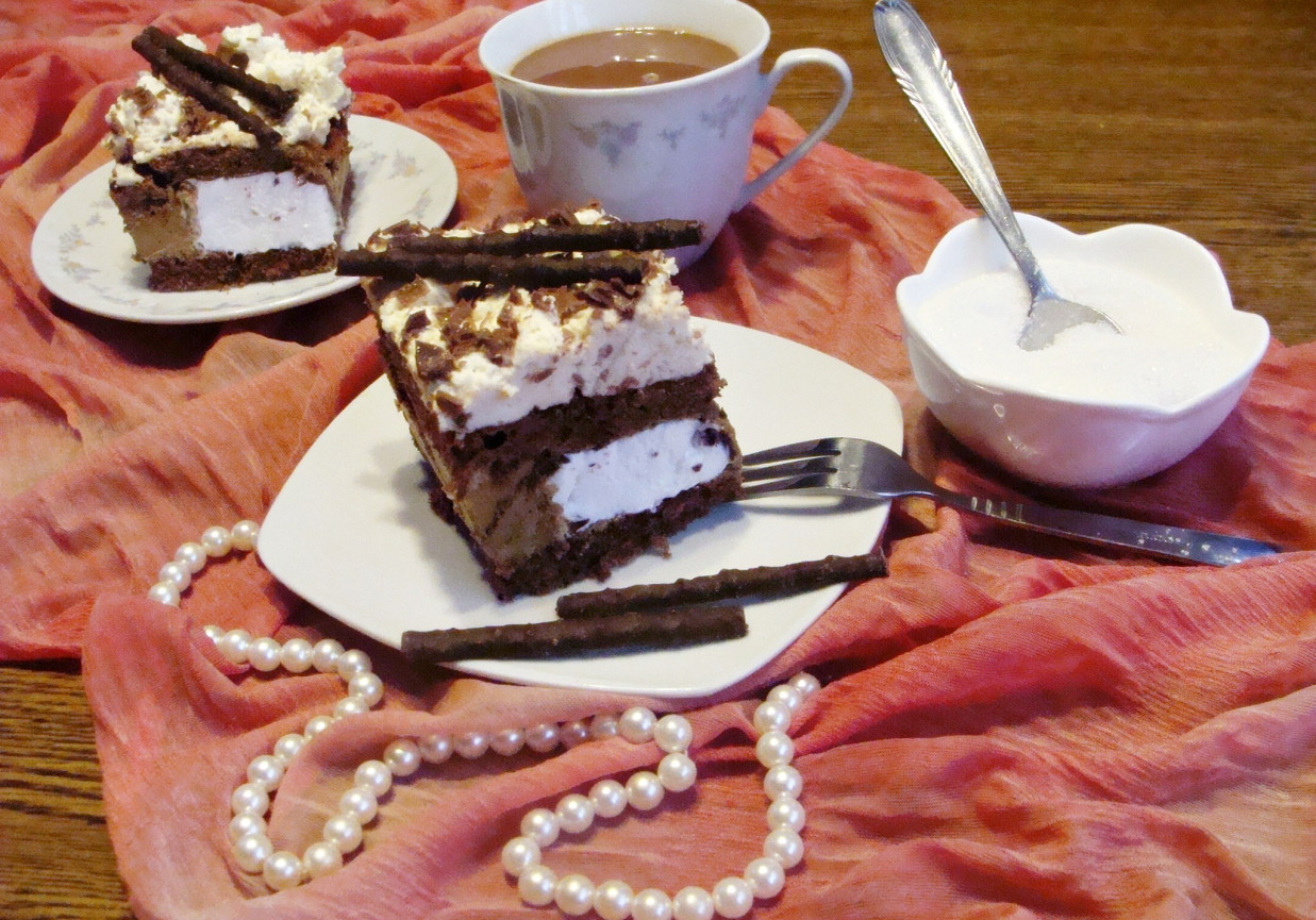Ciasto czekoladowe z murzynkami foto