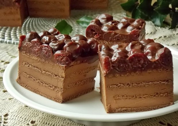 Fotografia przedstawiająca Ciasto czekoladowe z nutellą i wiśniami z nalewki