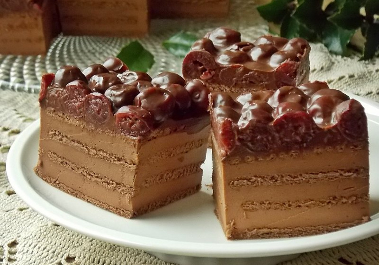 Ciasto czekoladowe z nutellą i wiśniami z nalewki foto