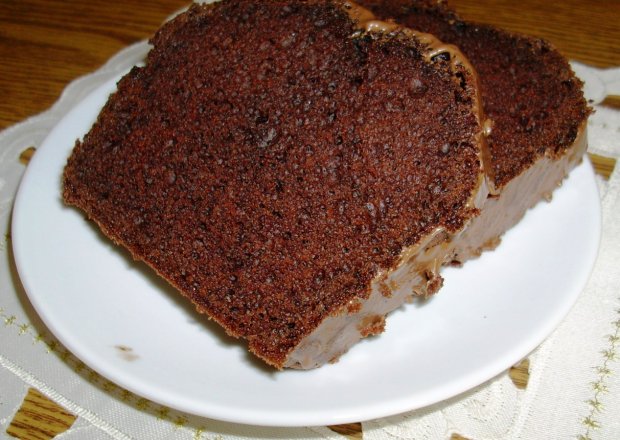 Fotografia przedstawiająca ciasto czekoladowe z orzechami