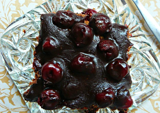 Fotografia przedstawiająca Ciasto czekoladowe z "pijanymi" wiśniami