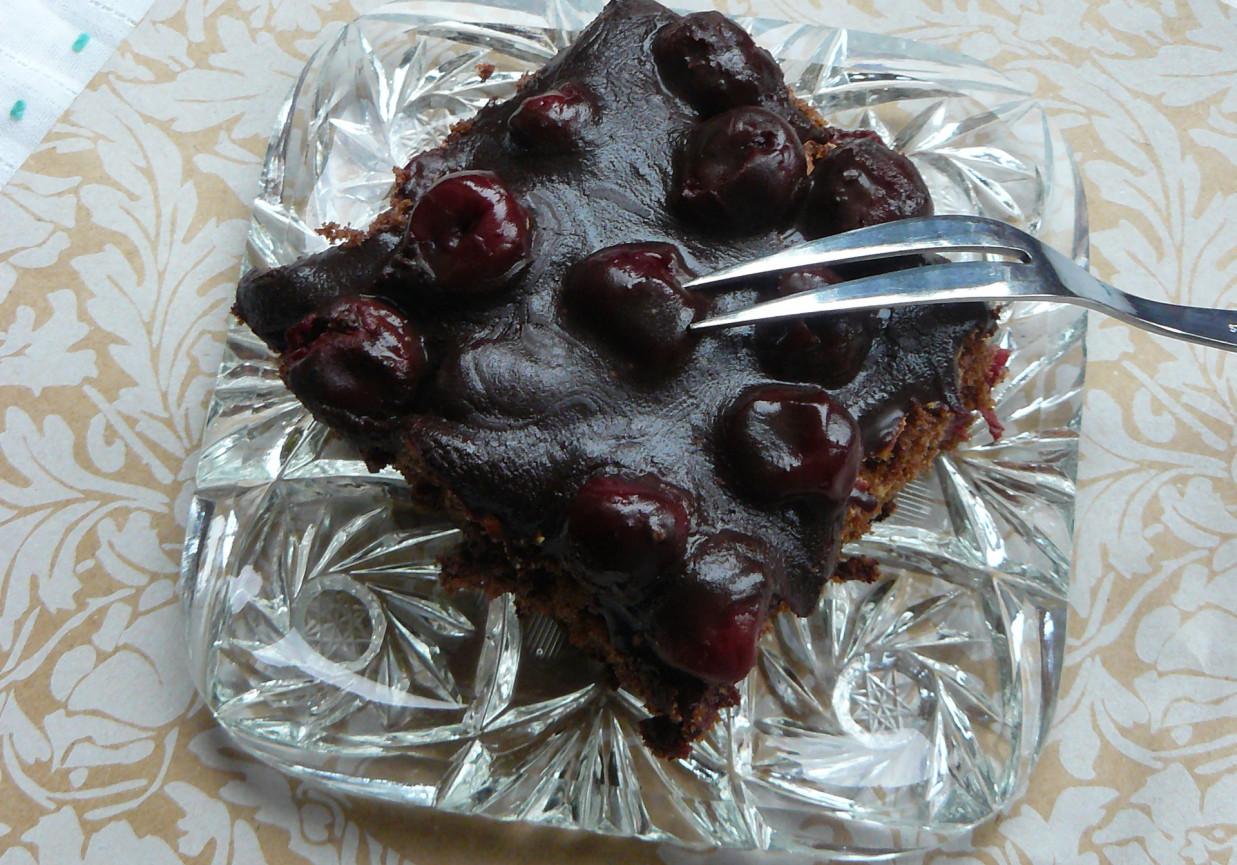 Ciasto czekoladowe z "pijanymi" wiśniami foto