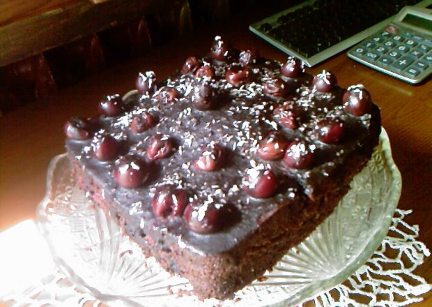 Fotografia przedstawiająca Ciasto czekoladowe z pijanymi wiśniami