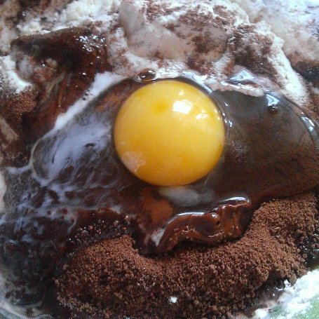 Krok 2 - Ciasto czekoladowe z polewą foto