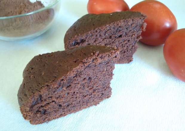 Fotografia przedstawiająca Ciasto czekoladowe z pomidorem