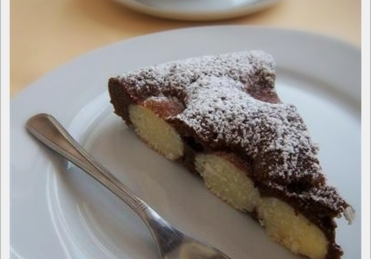 Ciasto czekoladowe z serowo-kokosowymi kuleczkami foto