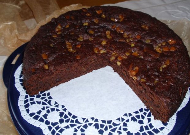Fotografia przedstawiająca Ciasto czekoladowe z sliwką kalifornijską