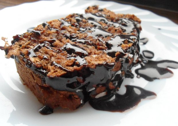 Fotografia przedstawiająca Ciasto czekoladowe z suszonymi śliwkami i polewą czekoladową