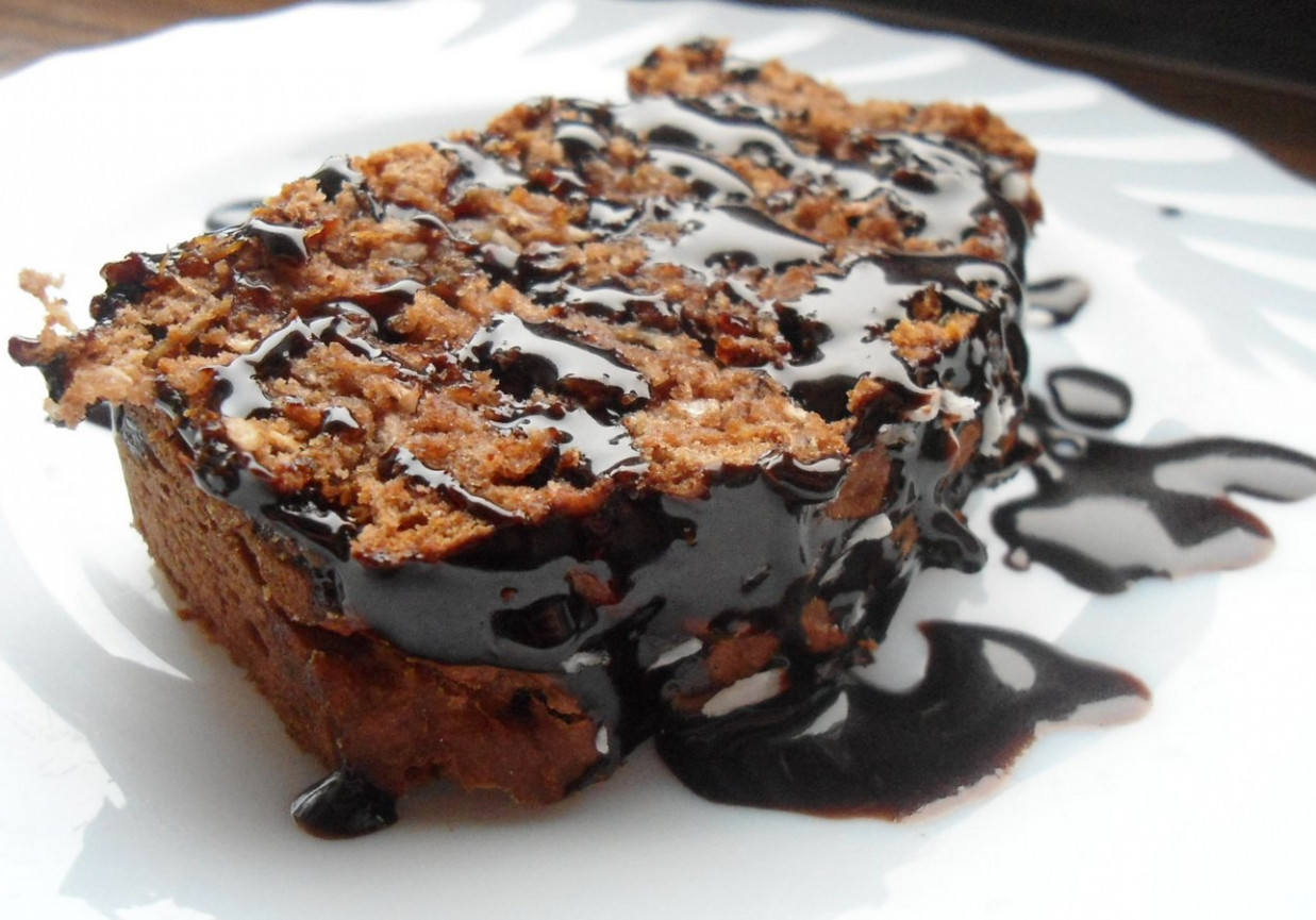Ciasto czekoladowe z suszonymi śliwkami i polewą czekoladową foto