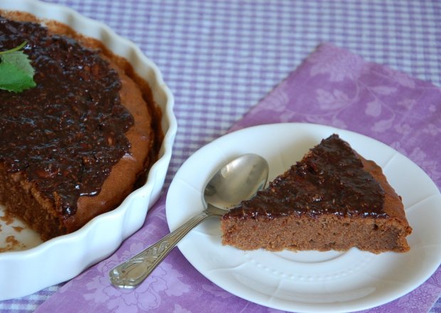 Fotografia przedstawiająca ciasto czekoladowe z toffi