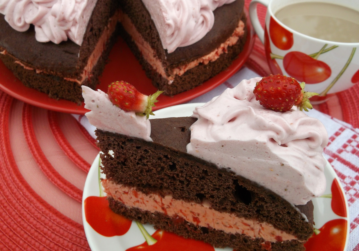 Ciasto czekoladowe z truskawkami. foto